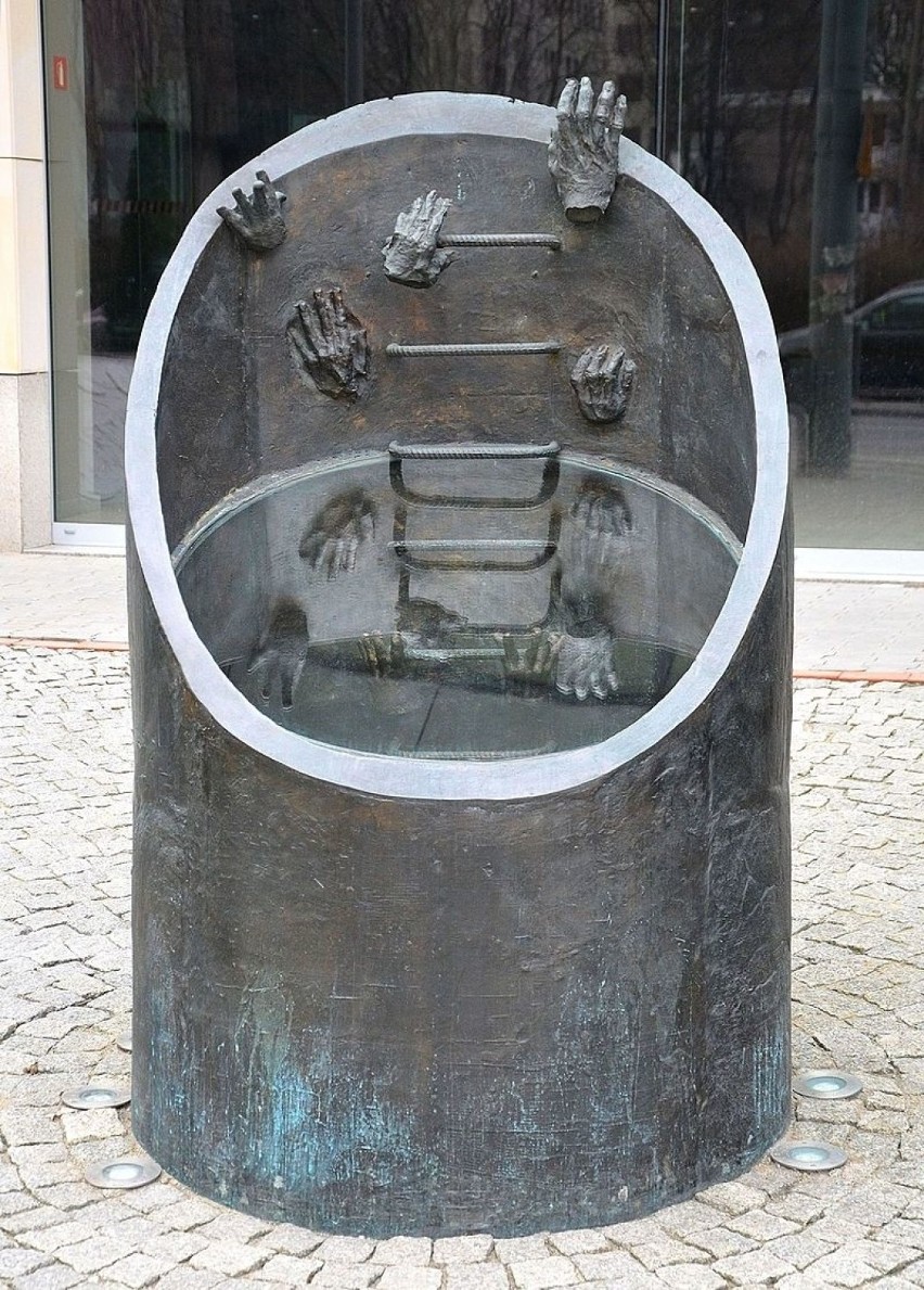 Pomnik ewakuacji bojowników getta warszawskiego przy ul....