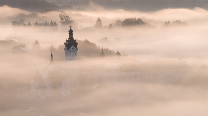 Tak wygląda Tarnów i region spowity jesienną mgłą z wysoka. Niesamowite zdjęcia z drona. To trzeba zobaczyć!