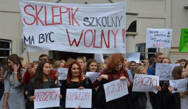 Przed rokiem kilkuset uczniów I LO w Piotrkowie zorganizowało happening przeciwko ograniczaniu asortymentu w sklepiku