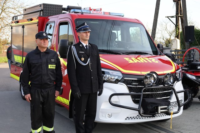 Uroczyste przekazanie sprzętu dla Ochotniczej Straży Pożarnej w Warzycach