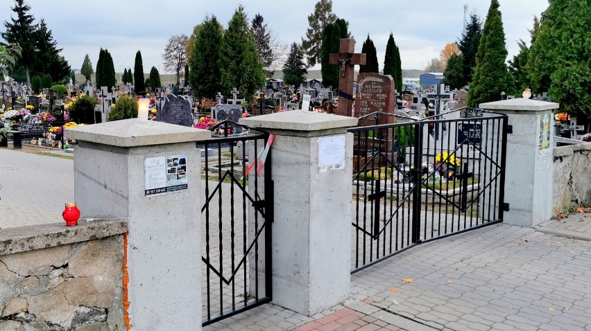 Wszystkich Świętych 2020. Suwalskie cmentarze toną w kwiatach, a wstępu na nie strzegą policjanci
