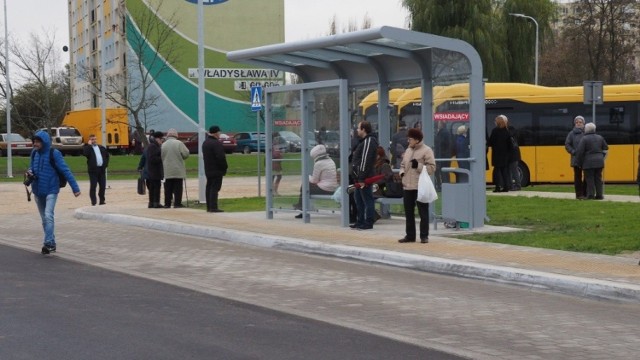 W czwartek oficjalnie otwarto nowe centrum przesiadkowe MZK przy ul. Władysława IV w Koszalinie.

Centrum przesiadkowe powstało z myślą o pasażerach autobusów MZK i kosztowało 5,5 mln zł (z tego ponad 3,7 mln zł to unijna dotacja z ZIT). Zaprezentowano też nowe hybrydowe autobusy, które zakupił Miejski Zakład Komunikacji.

To w sumie pięć nowych 12-metrowych niskopodłogowych pojazdów. Autobusy kosztowały 9,4 mln zł; ten zakup także był możliwy dzięki wsparciu z funduszy unijnych - 5,4 mln zł, w ramach ZIT, czyli Zintegrowanych Inwestycji Terytorialnych. 

Na tym nie koniec - uruchomiony został także pierwszy stacjonarny biletomat, w którym każdy pasażer - dokonując płatności elektronicznie - może kupić każdy rodzaj biletu MZK.

