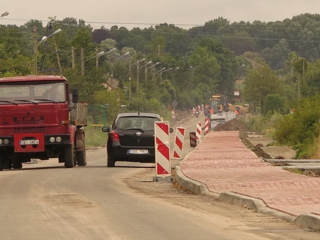 Prace przy remoncie drogi przez Dobiecin ruszyły na dobre