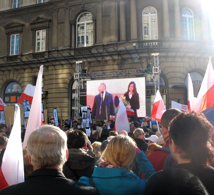 Jarosław Kaczyński i Marta Kaczyńska na telebimie