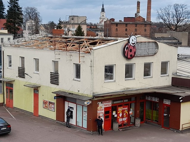 Dach stracił market Biedronka przy ulicy Dworcowej w Wolsztynie