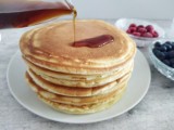 Puszyste pancakes to przepis na idealne śniadanie. Podaj je z boczkiem i syropem