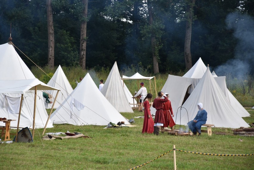 Rycerze walczą na siewierskich błoniach. 28 lipca bitwa  o zamek