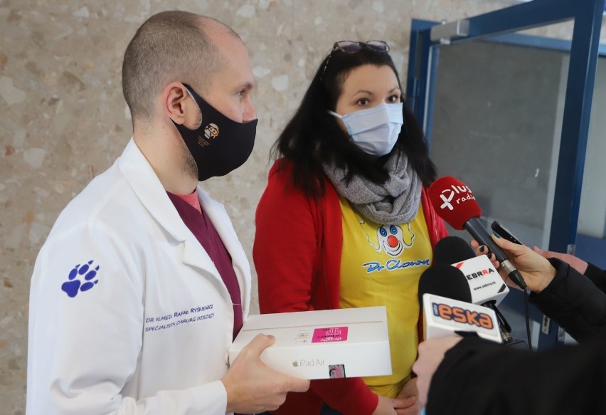 Dr Clown przekazał tablet dla dzieci ze szpitala na radomskim Józefowie. Zamiast wizyt będą spotkania w internecie