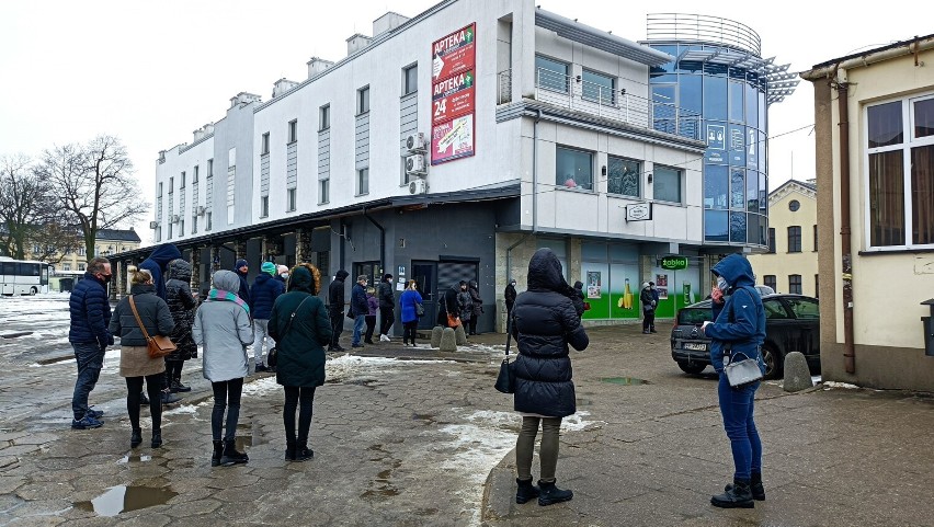 Kolejki w punkcie wymazów na testy COVID-19 w Piotrkowie....