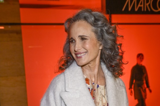 Naturalne siwe włosy mogą być piękne i nie trzeba się ich wstydzić – udowadnia to od wielu lat Andie MacDowell.