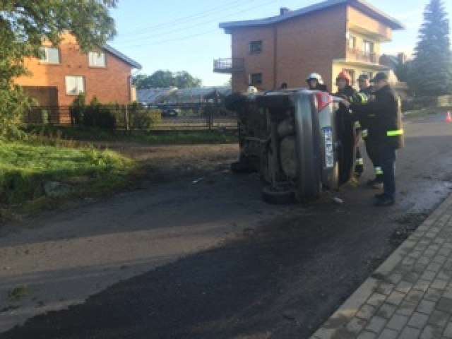 Wypadek w Godzieszach. Auto dachowało na ulicy Zadowickiej