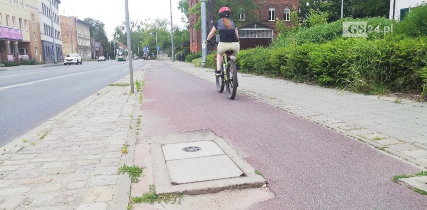 W tym momencie na wysokości siedziby NFZ zjeżdżamy z...