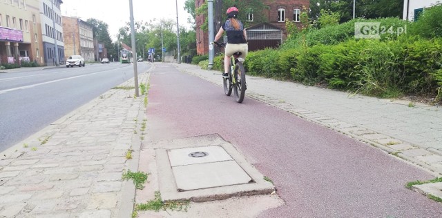 W tym momencie na wysokości siedziby NFZ zjeżdżamy z przejazdu rowerowego przez ul. Arkońską, aby kontynuować podróż w kierunku pętli tramwajowej. Na ostrym zakręcie czeka wystająca studzienka.