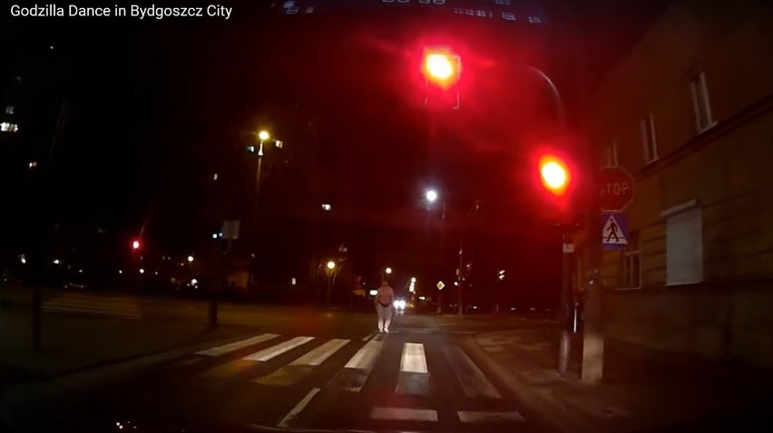 Biegał nago nocą po ulicach Bydgoszczy. Nagrał go internauta - do akcji wkroczyła policja