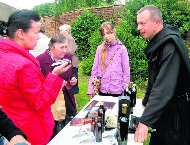 Ojciec Patryk Ostrzyżek z opactwa w Lubiniu zajmuje się produkcją benedyktynki, korzystają nie tylko mnisi