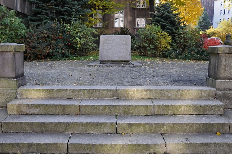 Przy ul. Św. Marcin stanęły dwa pomniki Adama Mickiewicza....