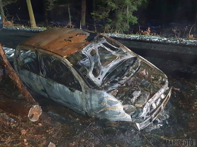 Pożar samochodu w lesie w Starych Budkowicach. Kierowca był pijany