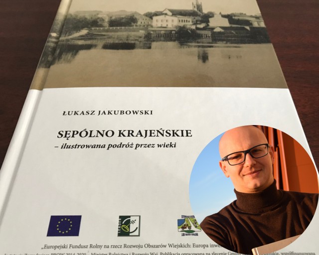 Łukasz Jakubowski na spotkaniu autorskim będzie promował swoją najnowszą książkę "Sępólno Krajeńskie - ilustrowana podróż przez wieki"