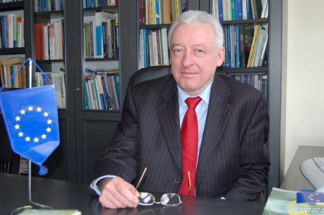 Prof. dr hab. Andrzej Stępniak
W latach 1980-1981 pracował na Uniwersytecie w Zurychu w Instytucie Empirycznych Badań Gospodarczych. W latach 2003-2007 był dyrektorem Centrum Europejskiego Uniwersytetu Gdańskiego, które prowadziło działalność dydaktyczną i szerzyło wiedzę o Unii Europejskiej na Pomorzu. Od 1991 roku jest ekspertem w Urzędzie
Komitetu Integracji Europejskiej i resortach centralnych. W latach 1998-2001 był głównym doradcą ekonomicznym ministra Jana Kułakowskiego. W latach 1998-2001 piastował funkcję wiceprzewodniczącego Narodowej Rady Integracji Europejskiej za
rządów Premiera Jerzego Buzka. W czasie drugiej prezydentury Aleksandra Kwaśniewskiego działał w Grupie Refleksyjnej - wąskiego ciała ekspertów w kwestiach integracji europejskiej.