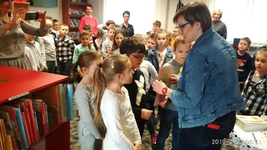 Kłecko: spotkanie autorskie Izy Skarbek z dziećmi w bibliotece