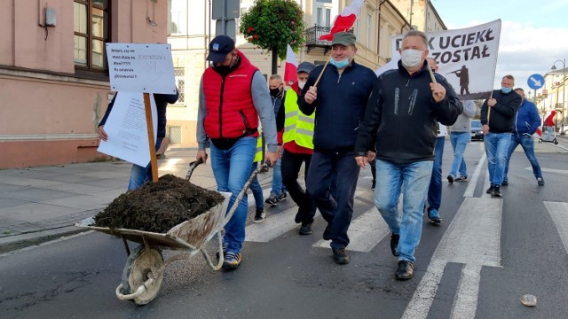 Kronika wydarzeń 2020 w Piotrkowie i powiecie: protest rolników pod biurem PiS w Rynku Trybunalskim, 7 września 2020 rolnicy przynieśli taczkę gnoju do biura posła Antoniego Macierewicza