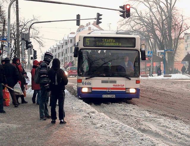 Miasto oszczędza pieniądze, śnieg jest więc wywożony tylko z niektórych miejsc - np. przystanków autobusowych.