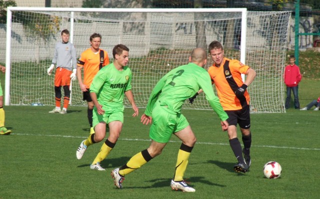 MKS Trzebinia-Siersza (seledynowe stroje) przegrał na własnym boisku z KSZO 1929 Ostrowiec Świętokrzyski 0:3 w III lidze piłkarskiej, w grupie małopolsko-świętokrzyskiej