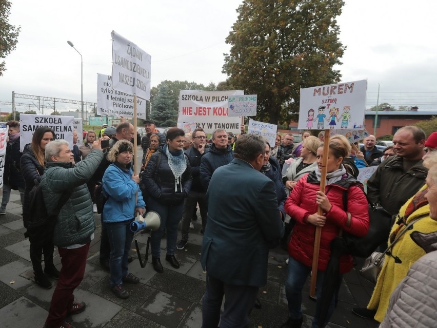 Protestujący skandowali "Osiem klas"! Gorący protest przed Urzędem Miejskim w Policach [ZDJĘCIA, WIDEO]