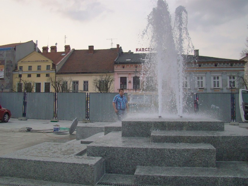 Na placu Jana Pawła II w Wadowicach z papieskiej fontanny...