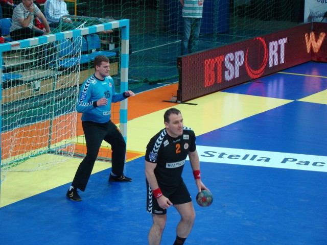 Adam Malcher i Paweł Orzłowski podczas rozgrzewki (Zagłębie Lubin)