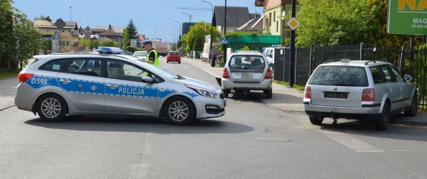 Biłgoraj. W wyniku kolizji dwóch aut jedno zjechało na chodnik i potrąciło pieszego. Ten z poważnymi obrażeniami trafił do szpitala