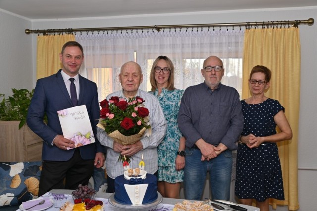 Na zdjęciu od lewej: wójt Daniel Kożuch, jubilat Leon Nadarzyński, wnuczka Magdalena Lipkowska, syn Janusz Nadarzyński z żoną Janiną