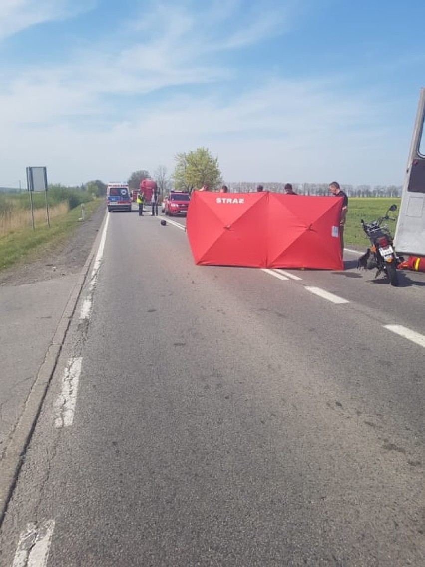 Wypadek w Gnojewie. 75-letni motocyklista zginął na drodze krajowej nr 22. Pasażerka trafiła do szpitala  