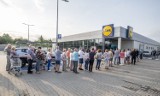 Nowy Lidl w Poznaniu otwarty. Przed wejściem długa kolejka, w środku wiele promocji [ZDJĘCIA]