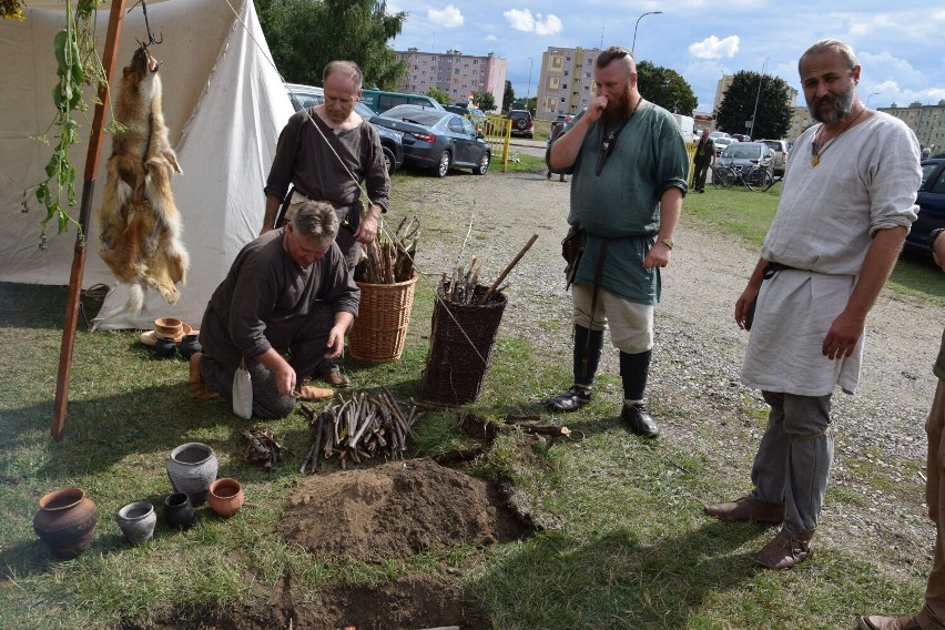 Rekonstruktorzy wieków średnich na Darach Lasu w Szczecinku