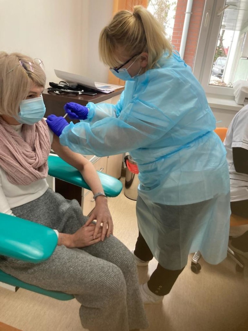 Pierwsze szczepienia przeciw Covid-19 w Gardei. W poniedziałek SPZOZ rozpoczął program szczepień [ZDJĘCIA]
