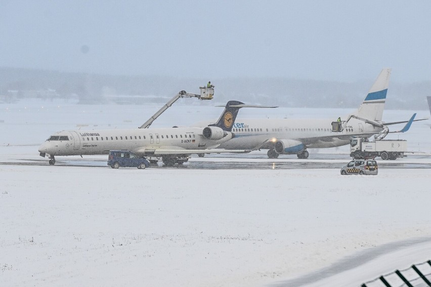 Zima pokrzyżowała plany pasażerom gdańskiego lotniska. Problemy z przylotami i odlotami. Odwoływane loty 04.02.2023 r.