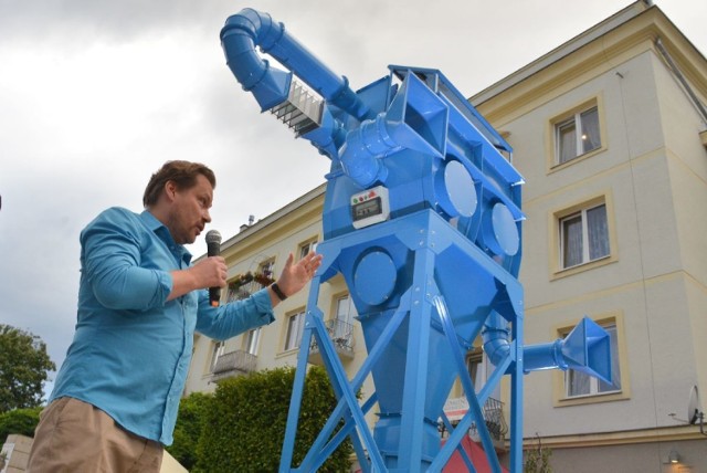 Kuba Bąkowski w czwartek na wernisażu tłumaczył istotę działania swojej rzeźby-maszyny, którą nazwał „Zjadaczem kurzu”