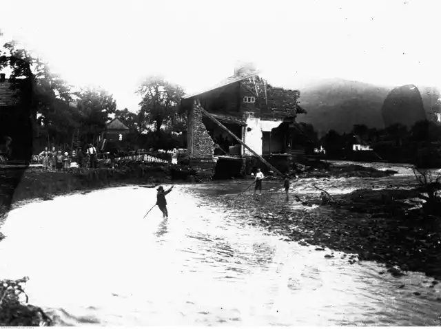 Łącko. Fragment koryta potoku Czarna Woda w drugi dzień po wylewie. Na drugim planie widoczne ruiny domu zniszczonego przez falę powodziową. 17-18 lipca 1934