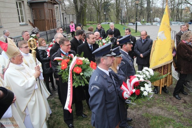 We Włocławku w niedzielę odprawiono mszę św. w bazylice katedralnej. Po nabożeństwie złożono wiązanki kwiatów pod tablicą upamiętniającą ofiary katastrofy w Smoleńsku.

Wiązanki złożyli parlamentarzyści i przedstawiciele samorządu.