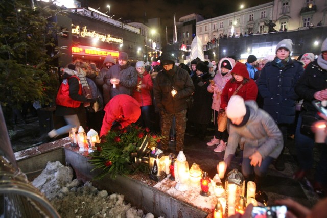 W Sosnowcu na Patelni czcili pamięć Pawła Adamowicza zapalając dla niego światełko do nieba