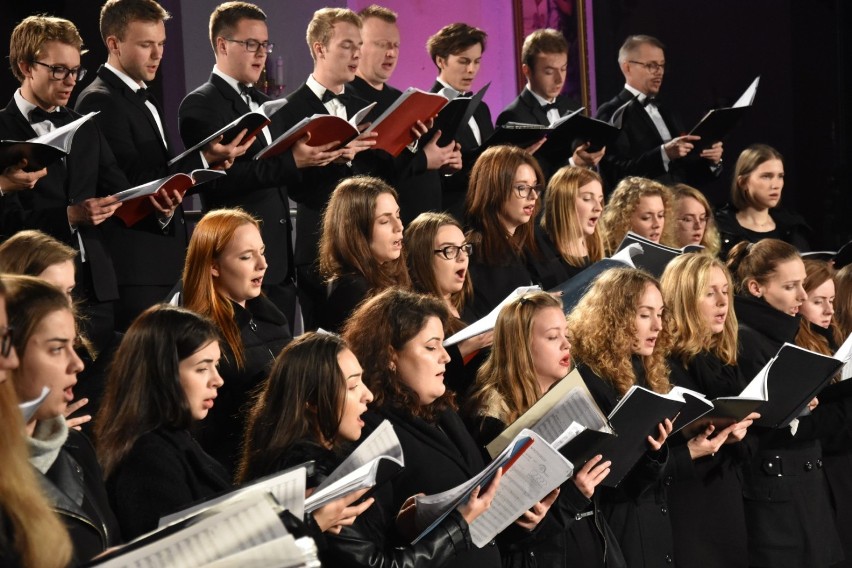 Niepodległościowy koncert Chóru Akademickiego Uniwersytetu Kazimierza Wielkiego w Bydgoszczy w wągrowieckim klasztorze [ZDJĘCIA] 