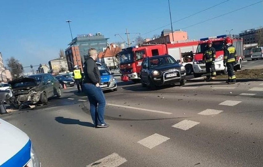 Groźny wypadek na skrzyżowaniu al. Mickiewicza z ul. Żeromskiego ZDJĘCIA