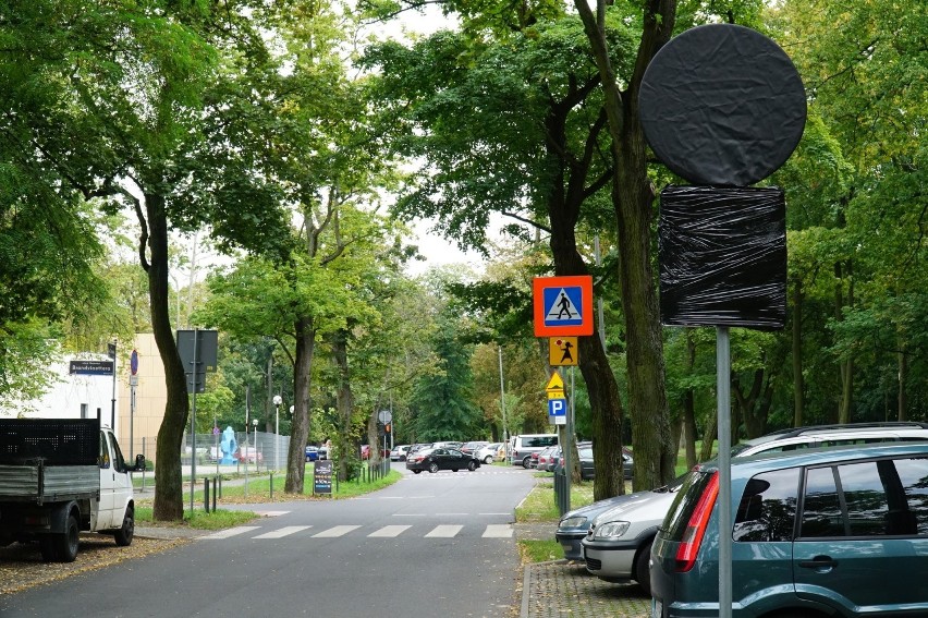 Przy ul. Brandstaettera w Poznaniu znajdują się dwie szkoły...