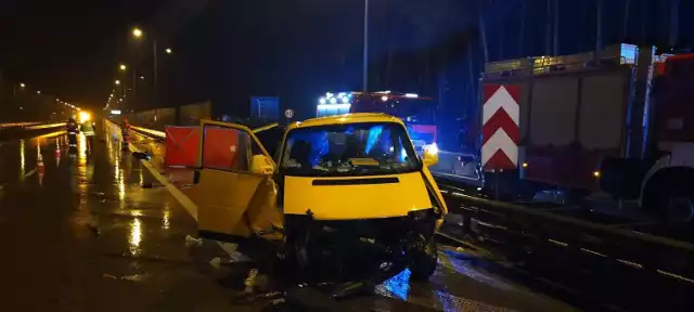 Śmiertelny wypadek na S8 w Wolborzu. Bus z obywatelami Ukrainy uderzył w barierki, nie żyje pasażerka