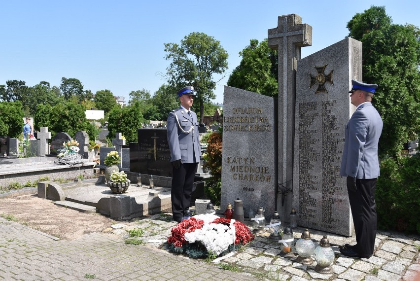 Powiatowe obchody Święta Policji. Funkcjonariusze złożyli kwiaty pod pomnikiem Katyńskim 