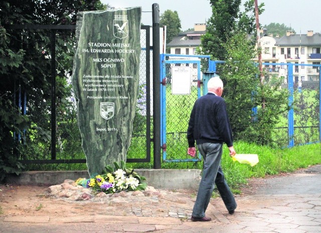Obelisk trenera Edwarda Hodury stanął przy stadionie sopockiego Ogniwa.