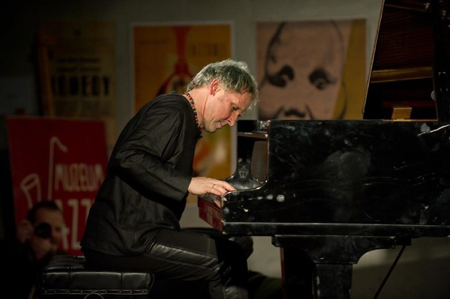 W sobotę, drugiego dnia tegorocznych  Zaduszek Jazzowych, wystąpi pochodzący z Pińczo­wa pianista Artur Dutkiewicz. Zagra z Michałem Barańskim i Łukaszem Żytą.