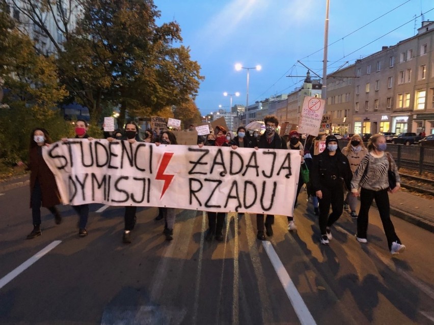 Strajk Kobiet 29.10.2020. W Gdańsku Wrzeszczu maszerują...