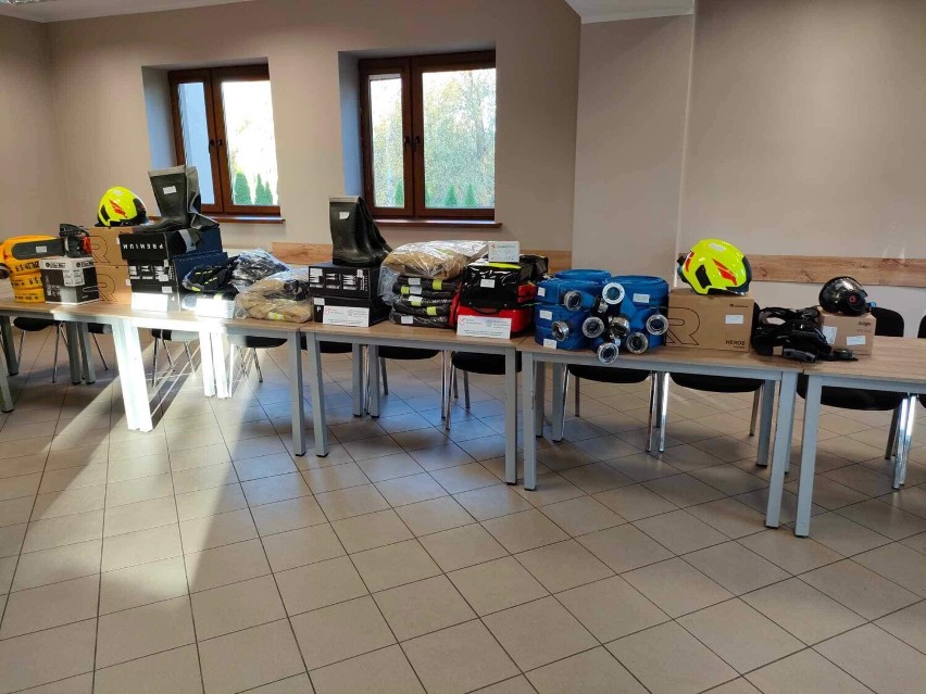 Strażacy z OSP w gminie Nowy Dwór Gdański otrzymali nowe wyposażenie jednostek